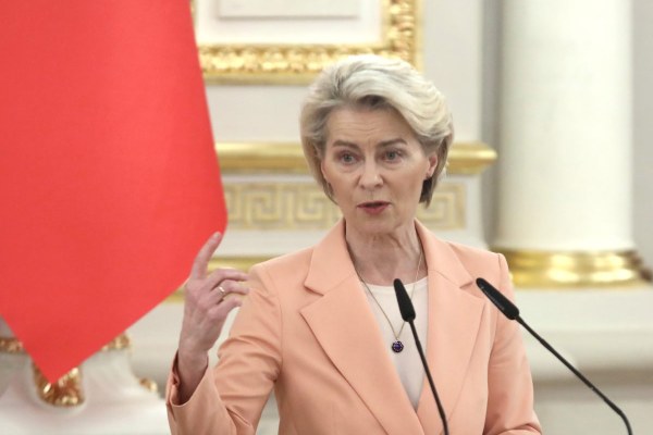 Ucraina, von der Leyen “Sostegno a Zelensky, da Ue fondi per droni e missili”