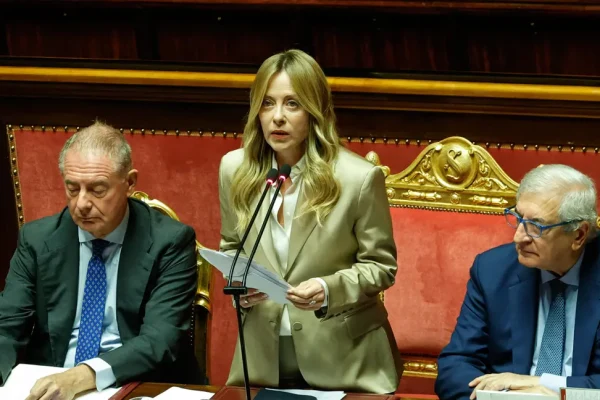 Meloni in modo netto pro Ucraina e in difesa dell’Europa dall’imperialismo sovietico, critica Trump e irrita Mosca