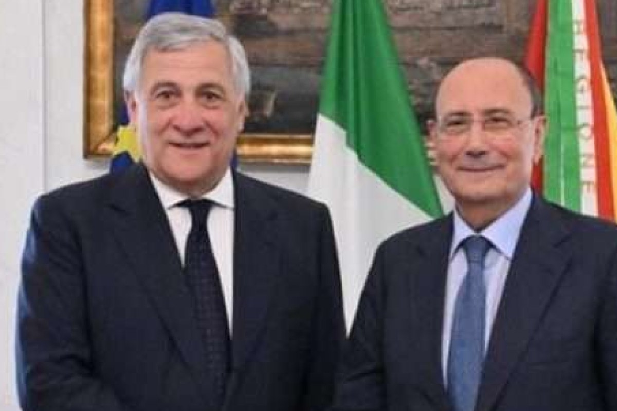 Equilibrismo azzurro: Tajani incontra a Roma i due ‘separati in casa’, Schifani e Minardo. Uno lo fa botte, un altro cerchio  