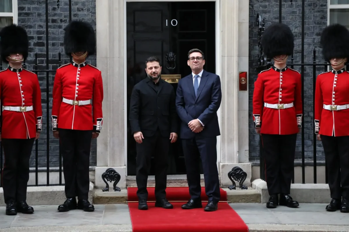Accoglienza speciale per Zelensky a Londra, prima da Re Carlo poi dal premier Burnham