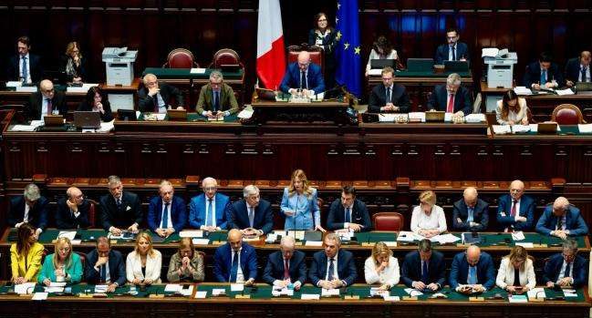 Meloni in Parlamento alla vigilia del Consiglio Ue. Battute fuori luogo e opposizione divisa