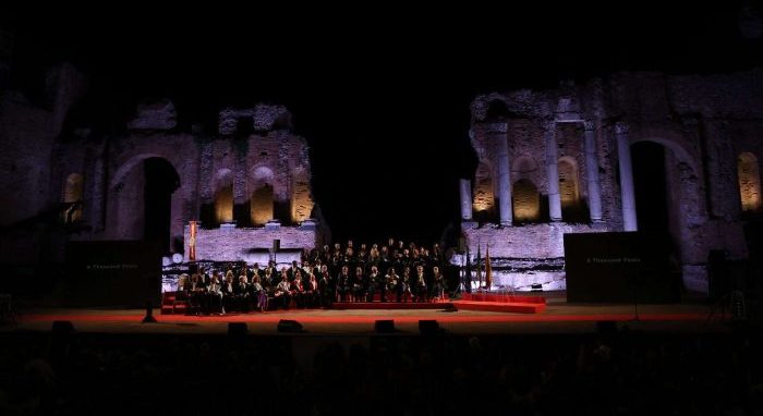 Il ‘graduation day’ dell’Unime, un’entusiasmante mega festa di laurea al Teatro Antico di Taormina